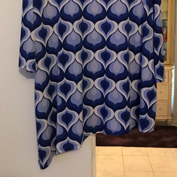 Susan Graver tunic, 1X, blue and white geometric print, longer on right side. - Picture 2 of 8